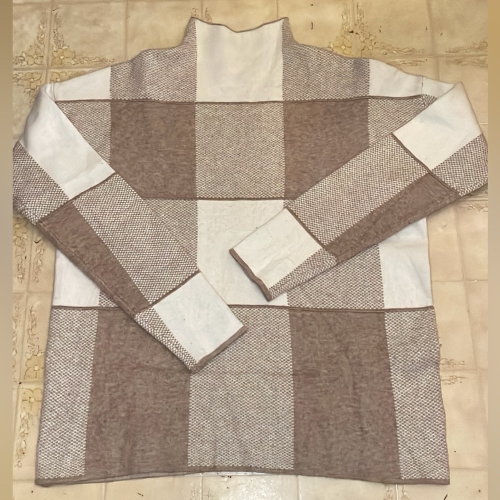 Tahari Plaid Sweater - Size Medium 
Very thick and soft
Mock-neck
